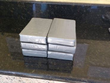 Casal é flagrado com pasta base de cocaína em ônibus na Castello Branco