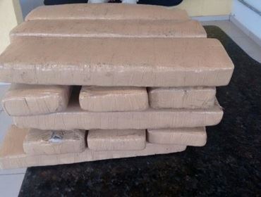 Passageiro de ônibus é flagrado com tabletes de maconha em rodovia