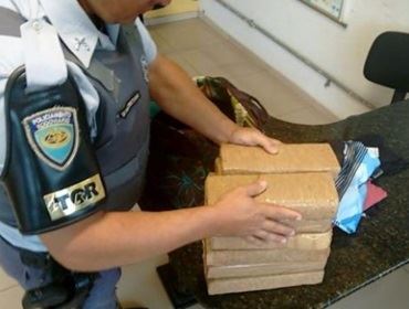 Passageiro de ônibus é flagrado com tabletes de maconha