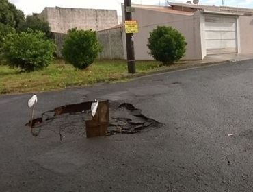 Prefeitura esquece buraco em bairro nobre