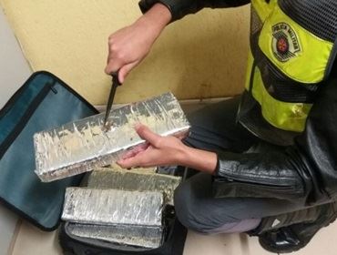 Adolescente é flagrado com maconha escondida em mala dentro de ônibus