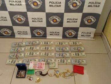 Dupla é presa ao tentar subornar policiais após ser flagrada com mais de 200 mil dólares em ônibus