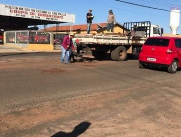 SEM MASSA ASFÁLTICA, PREFEITURA REALIZA ?TAPA-BURACOS COM RESÍDUOS?
