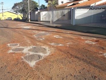 Moradores do Jardim Botânico se cotizam para tapar buraco