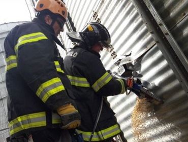 Bombeiros resgatam funcionários após grave acidente em silo de soja