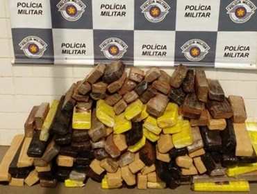 Dupla é flagrada com maconha durante viagem para 'visitar pai' em Avaré