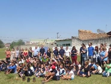 Rotarianos e voluntários no plantio árvores