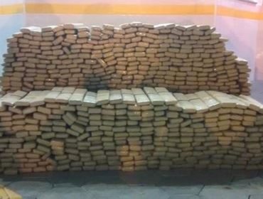 Dupla é flagrada com quase 800 tabletes de maconha na Rodovia Castello Branco
