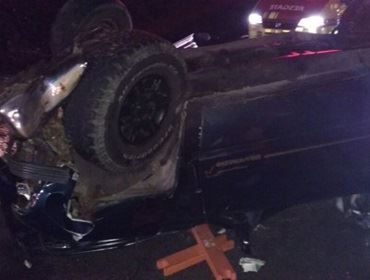 Carro capota e deixa feridos na Castello Branco em Santa Cruz do Rio Pardo
