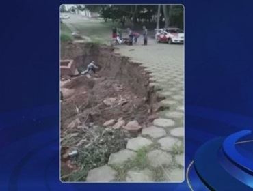 Motociclista é resgatado por policiais após cair em cratera aberta em Avaré