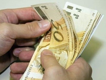 Servidores recebem hoje, com atraso
