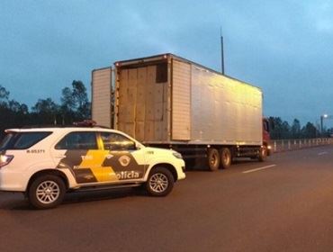 Motorista é flagrado com carga de cigarros contrabandeados em caminhão