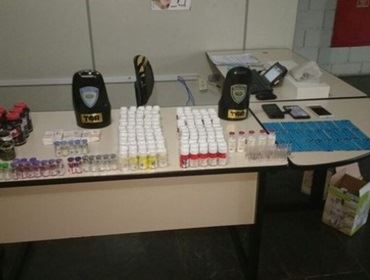 Dupla é flagrada com mais de 13 mil comprimidos de estimulante sexual