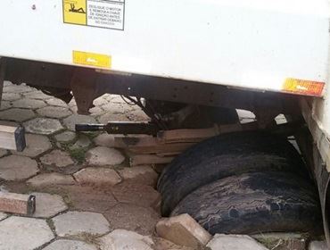Caminhão de coleta de lixo fica preso após buraco 'engolir' roda em avenida de Avaré
