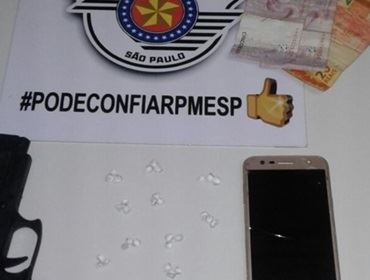 Dupla é presa ao ser flagrada com porções de cocaína e arma falsa em Avaré