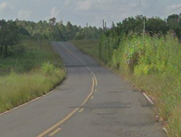 Passageiro morre após carro capotar em estrada vicinal