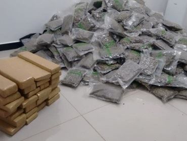 Motoristas abandonam veículos com mais de 120 kg de maconha na Castello Branco