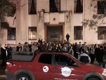 Aumenta número de manifestantes no Paço Municipal