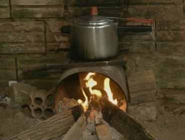 Moradores de Avaré adaptam fogão por falta de gás de cozinha na cidade
