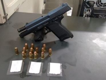 Dupla é flagrada com arma de fogo e porções de cocaína em rodovia de Sarapuí