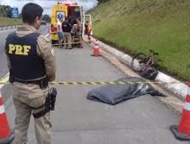 Carga de trigo cai de caminhão e motorista é atropelado após parar veículo em acostamento de rodovia