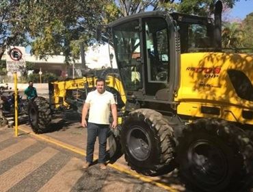 Prefeitura adquire motoniveladora
