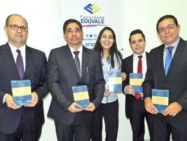 Juristas lançam em Avaré livro que fala sobre Direitos Humanos e Constituição
