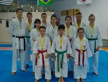 Karatê avareense conquista 13 medalhas na Copa Kobudo