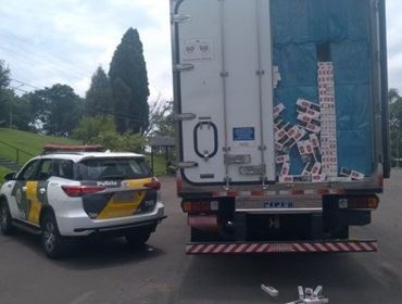 Caminhoneiro é flagrado com maços de cigarros contrabandeados em rodovia de Porangaba