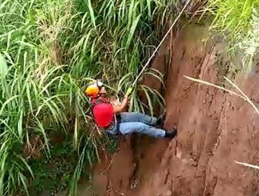 Bombeiro faz rapel em erosão para resgatar cachorro no interior de SP
