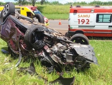 Motorista morre ao ser arremessada para fora do veículo em batida entre carros em rodovia
