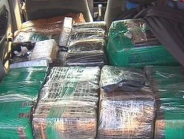 Polícia apreende 200 kg de maconha em carro após perseguição