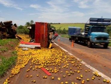 Mais um caminhão capota na Eduardo Zucari. Pardinho x Eucatex.