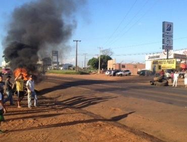 Pela terceira vez, manifestantes interditam a SP-255