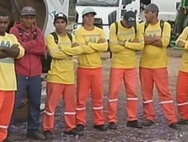 COLETORES DE LIXO DE BOTUCATU PARALISARAM SEUS SERVIÇOS
