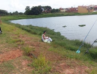 PESSOAS CONTINUAM PESCANDO NO LAGO PROIBIDO DA BRABANCIA.