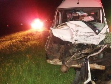 Motorista de furgão morre ao bater em caminhão em Avaré