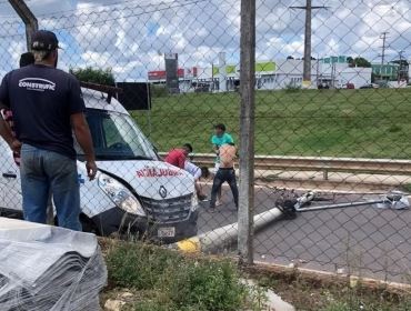 Homem é detido após furtar ambulância e derrubar poste com o veículo em Avaré