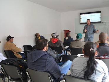 Bombeiros ministram treinamento sobre combate a incêndio em área rural