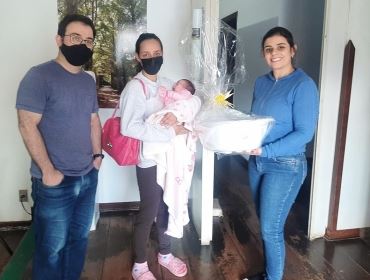 Assistência Social entrega kit-natalidade a gestantes