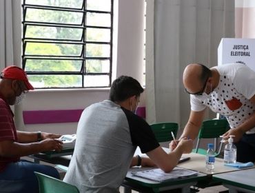 TSE: ELEITOR QUE SE RECUSAR A ENTREGAR CELULAR AO MESÁRIO NÃO PODERÁ VOTAR