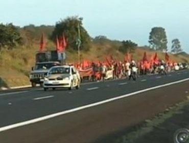 Marcha em defesa da reforma agrária continua percurso pela Castelo Branco.