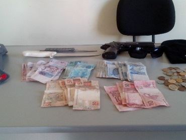 Assaltaram o supermercado com uma arma réplica.