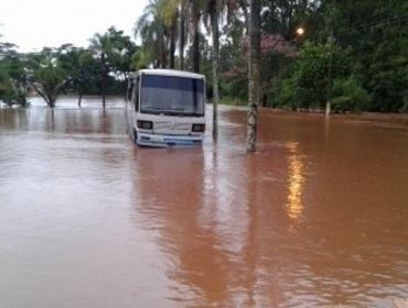 Forte chuva causa alagamentos em diversos pontos de Arandu