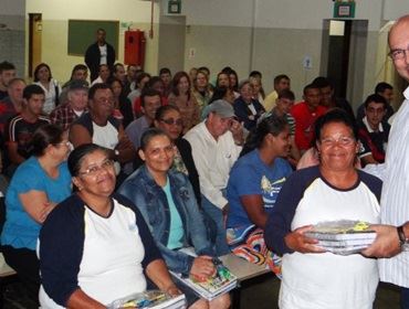   Prefeito entrega material escolar aos alunos do EJA