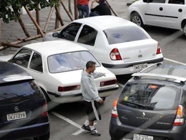 Flanelinhas exploram frequentadores da feira da Av. Paranapanema.
