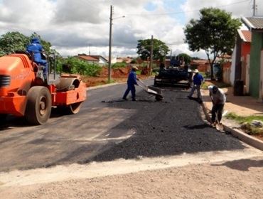 Prefeito Poio Novaes vistoria a pavimentação da Av. Paranapanema
