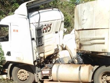 Motorista perde controle da carreta e bate em barranco na Raposo Tavares