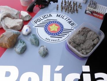 POLICIAIS DE CERQUEIRA CESAR FAZEM APREENSÃO DE DROGAS E ARMA