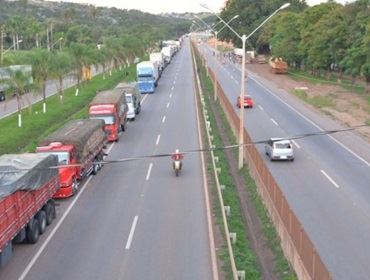 Paralisação de caminhoneiros prejudica abastecimento no País